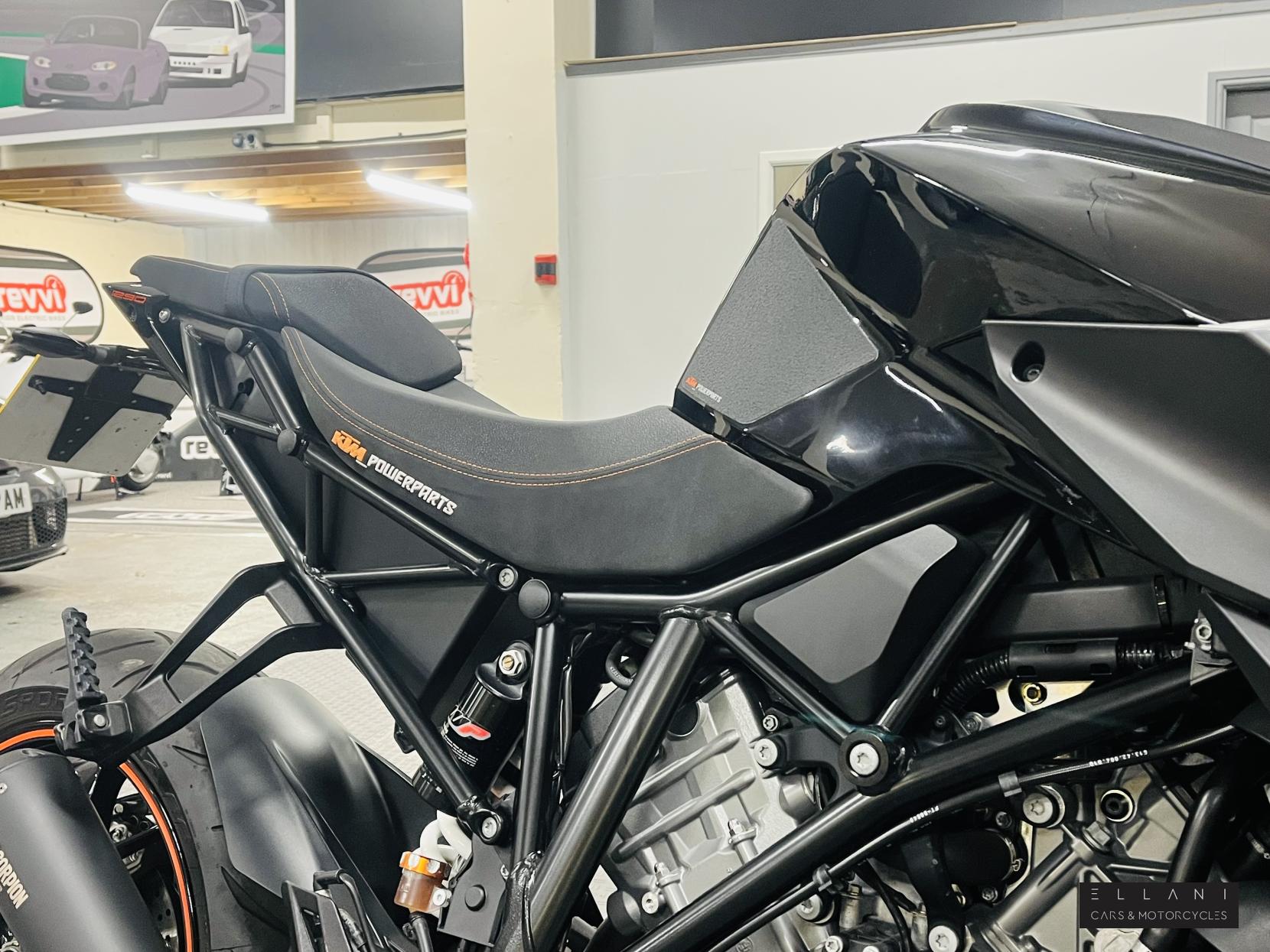 KTM 1290 Super Duke R 1290 Naked Petrol Manual Euro 4 (177 ps)