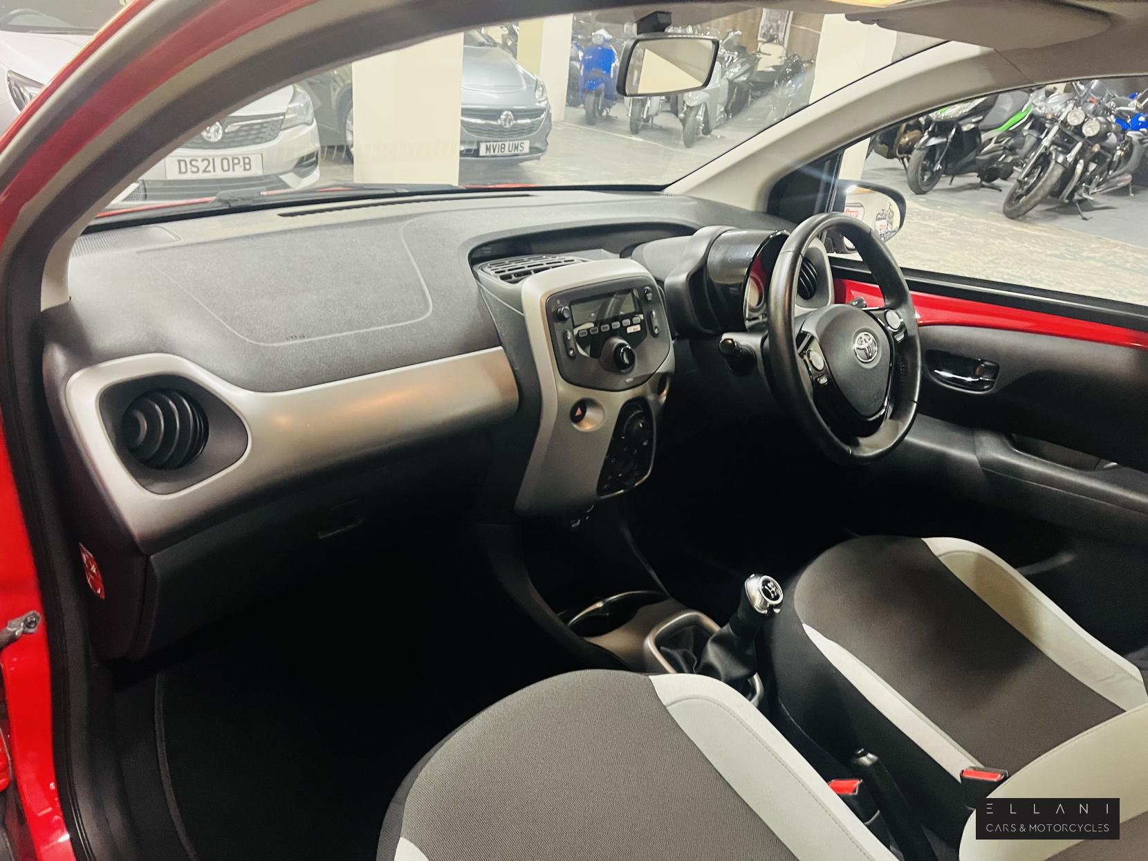 Toyota AYGO 1.0 VVT-i x-play Hatchback 5dr Petrol Manual Euro 6 (68 ps)