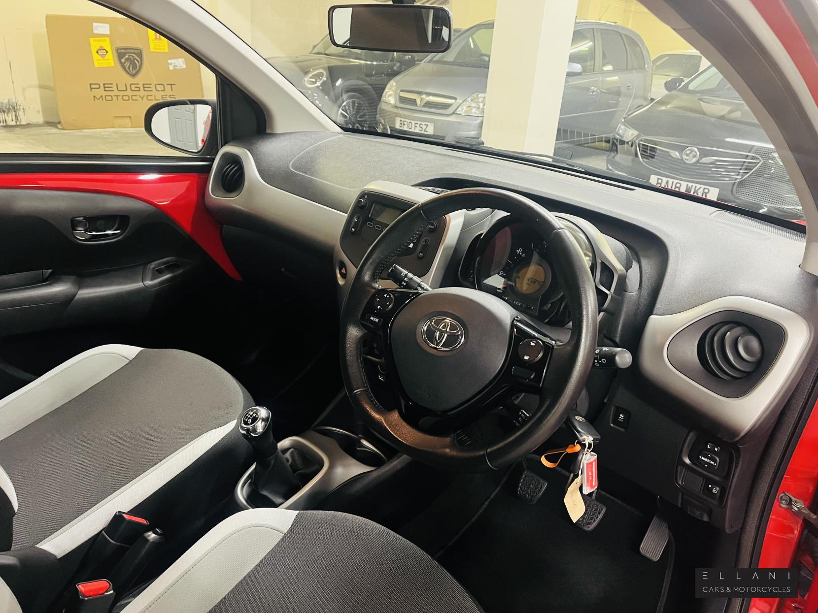 Toyota AYGO 1.0 VVT-i x-play Hatchback 5dr Petrol Manual Euro 6 (68 ps)