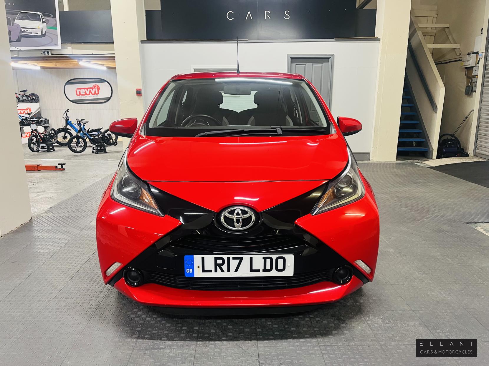 Toyota AYGO 1.0 VVT-i x-play Hatchback 5dr Petrol Manual Euro 6 (68 ps)