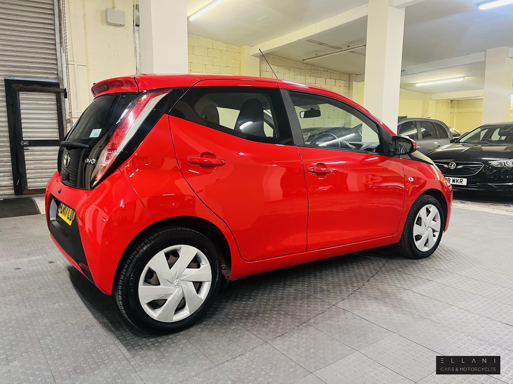 Toyota AYGO 1.0 VVT-i x-play Hatchback 5dr Petrol Manual Euro 6 (68 ps)