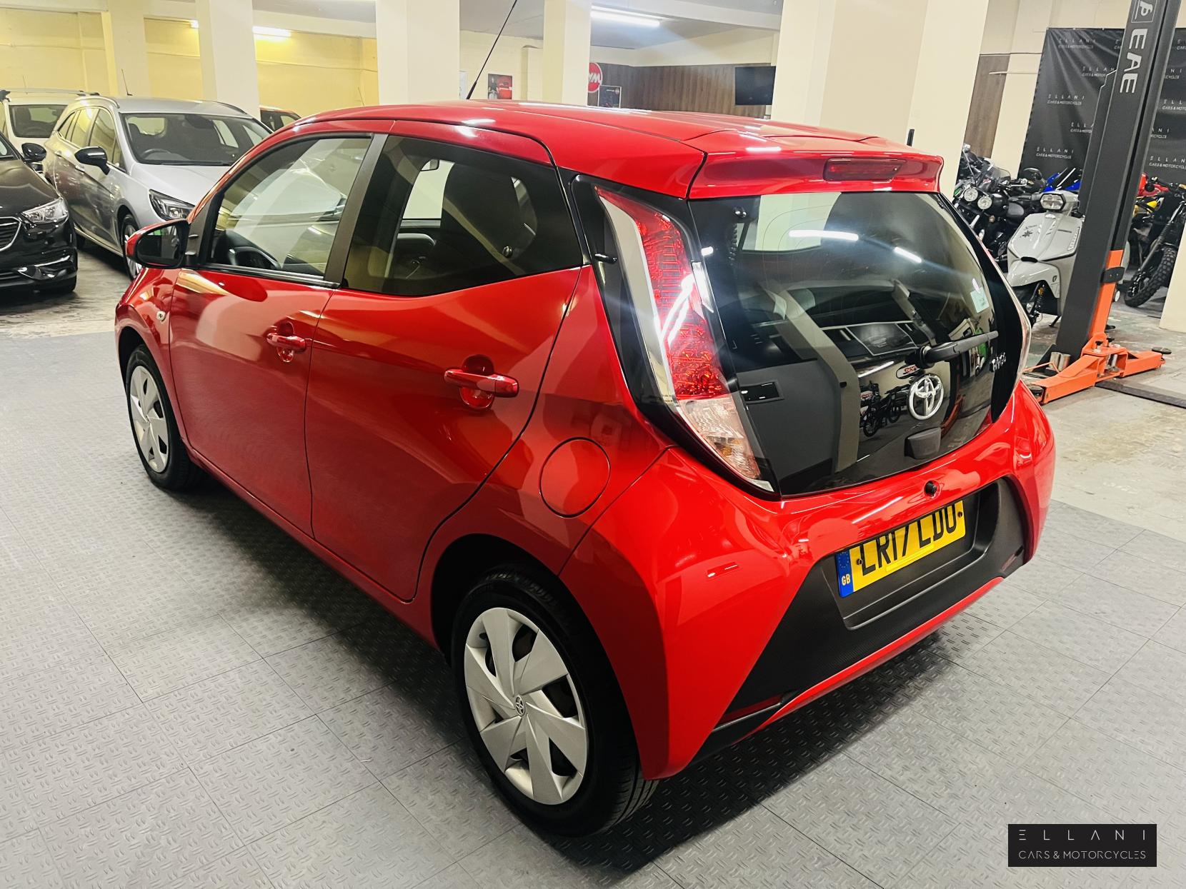 Toyota AYGO 1.0 VVT-i x-play Hatchback 5dr Petrol Manual Euro 6 (68 ps)