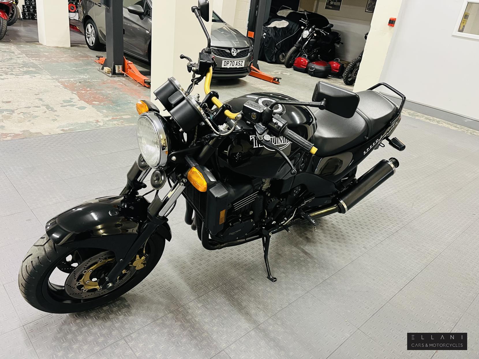 Triumph Speed Triple 900