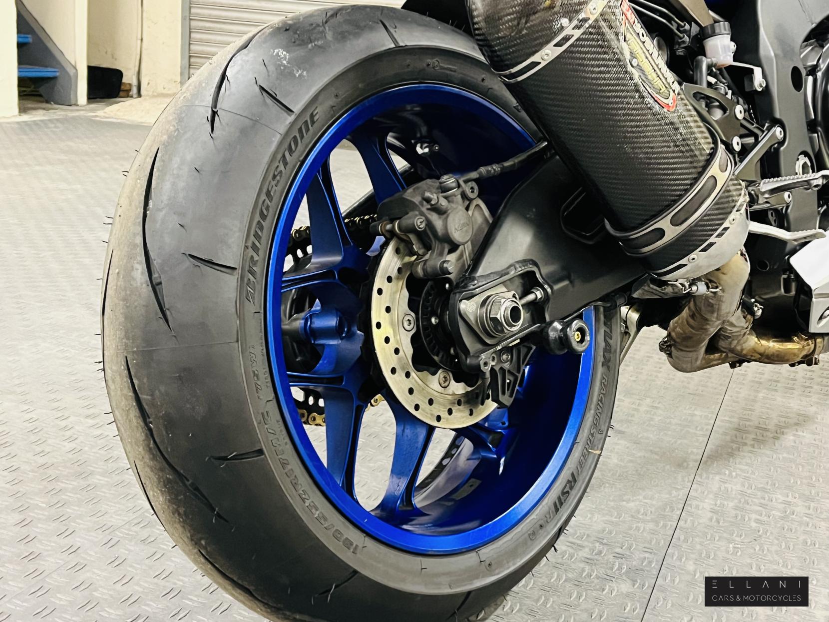Yamaha R1 1000 Super Sports Petrol Manual (200 ps)