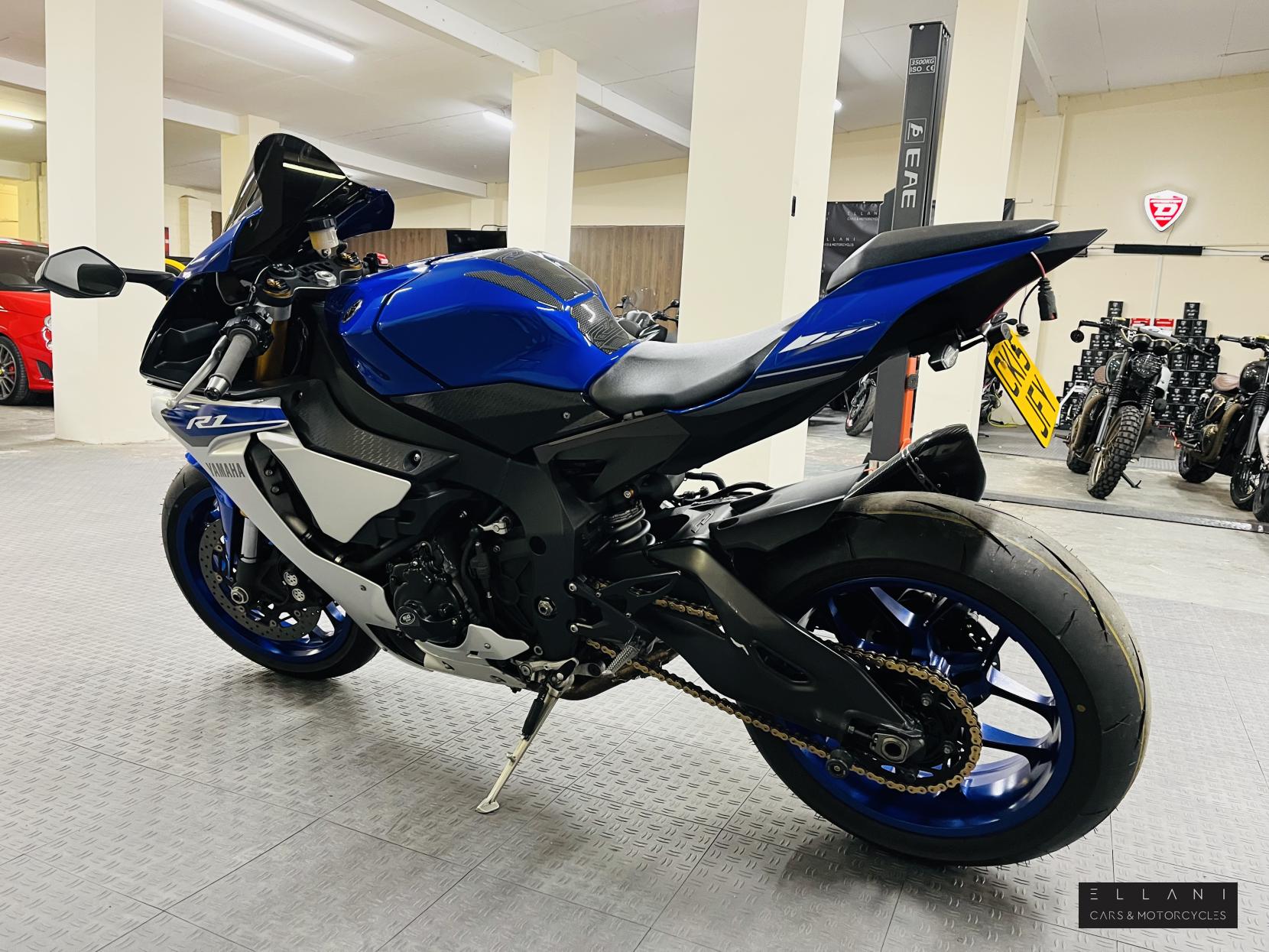 Yamaha R1 1000 Super Sports Petrol Manual (200 ps)