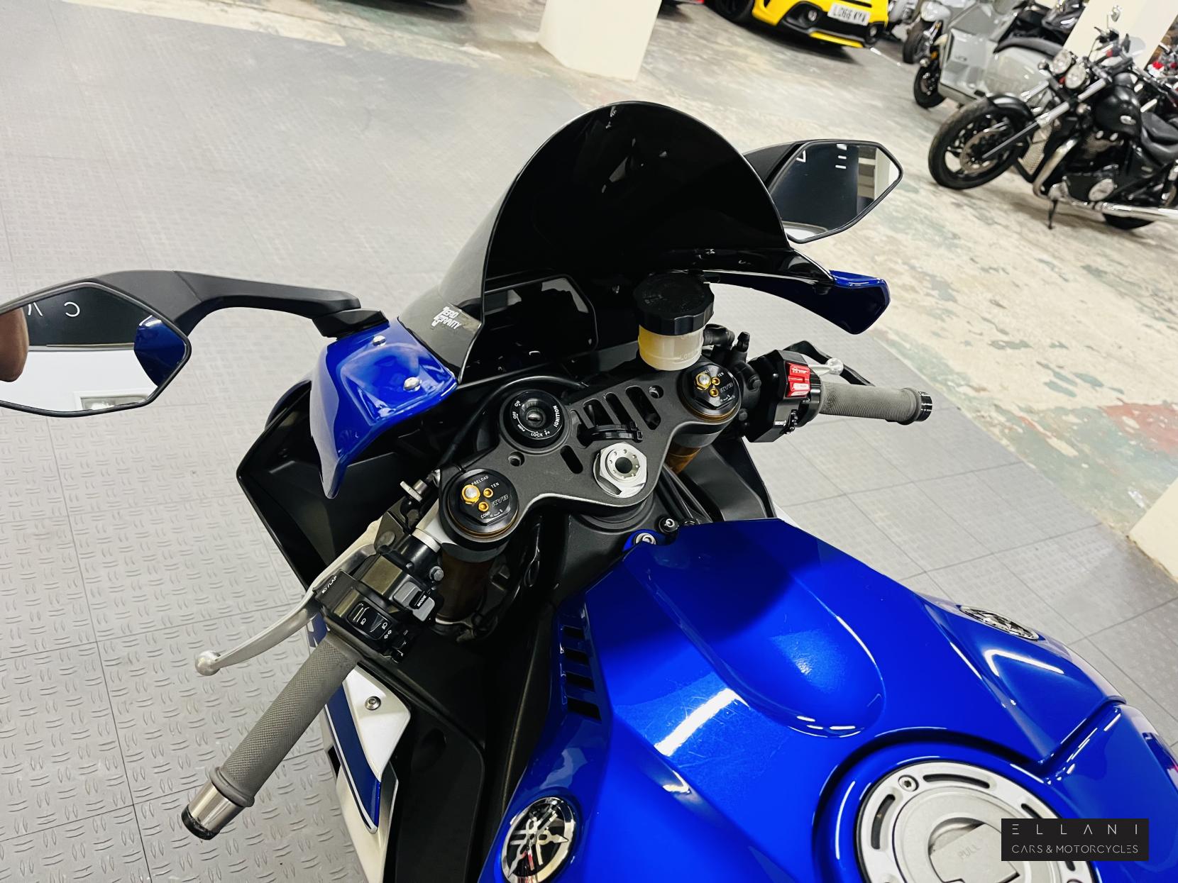 Yamaha R1 1000 Super Sports Petrol Manual (200 ps)