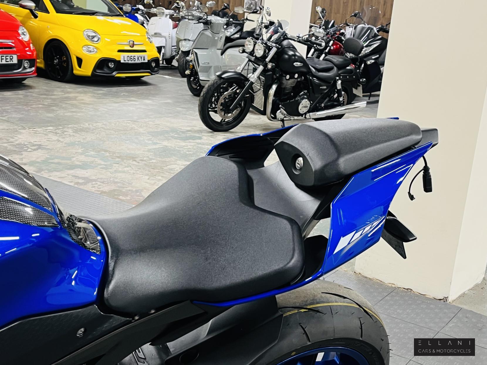 Yamaha R1 1000 Super Sports Petrol Manual (200 ps)