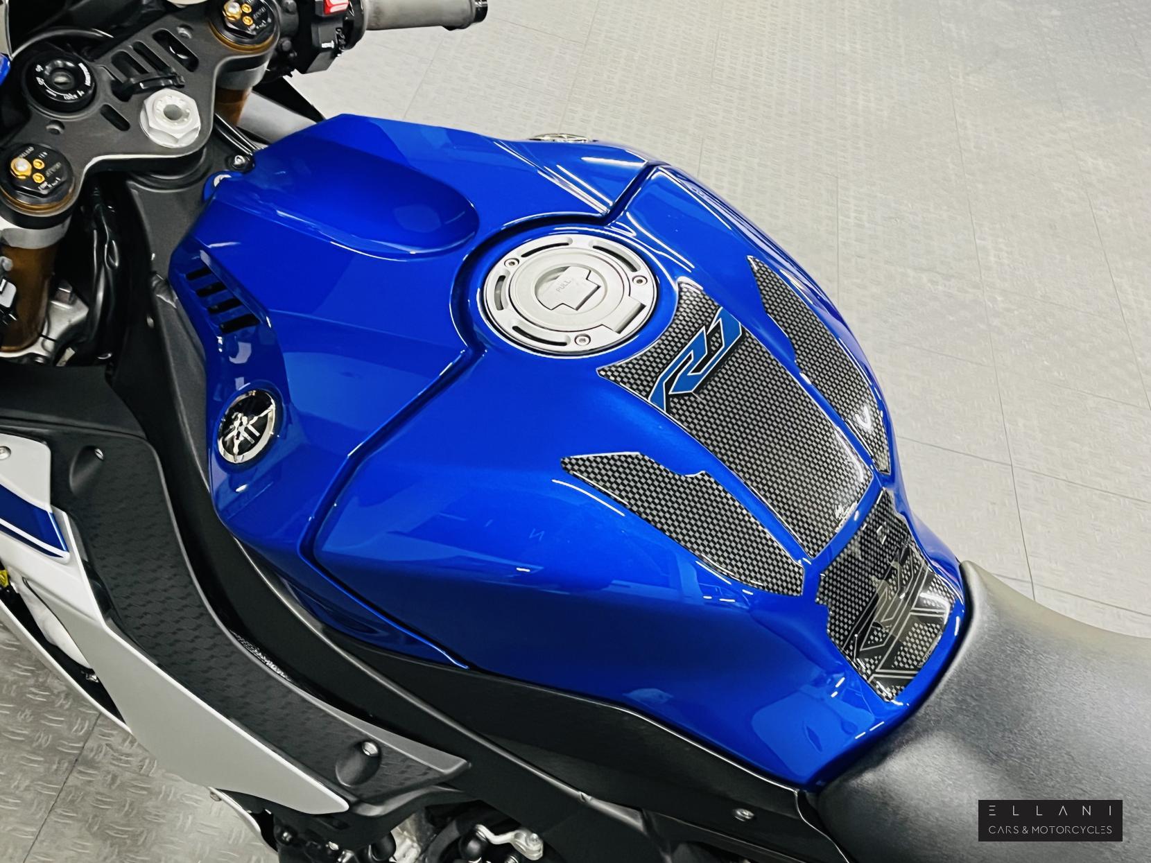 Yamaha R1 1000 Super Sports Petrol Manual (200 ps)