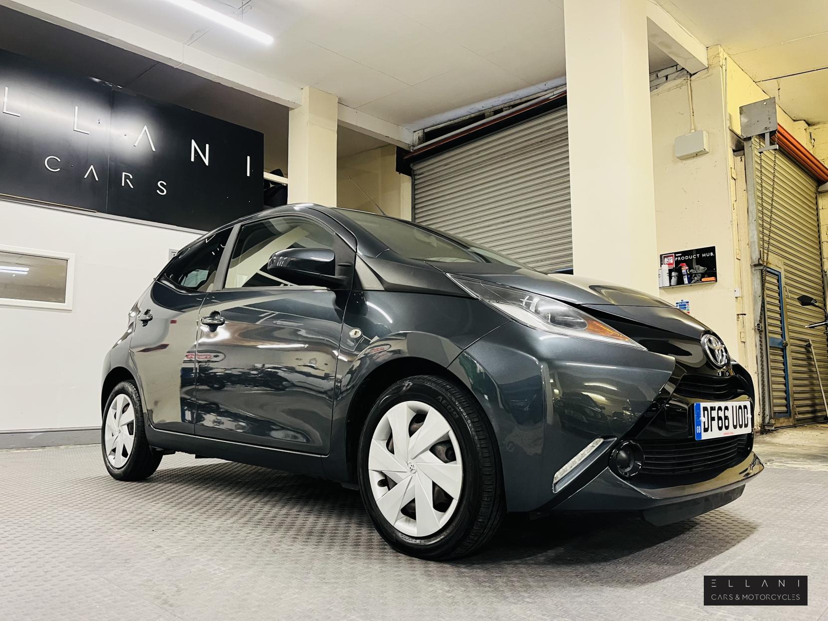 Toyota AYGO 1.0 VVT-i x-play Hatchback 5dr Petrol Manual Euro 5 Euro 5 (68 ps)