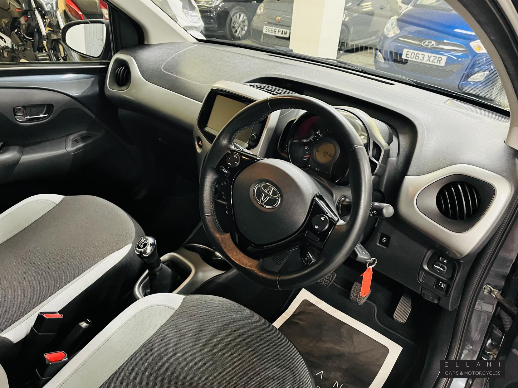 Toyota AYGO 1.0 VVT-i x-play Hatchback 5dr Petrol Manual Euro 5 Euro 5 (68 ps)