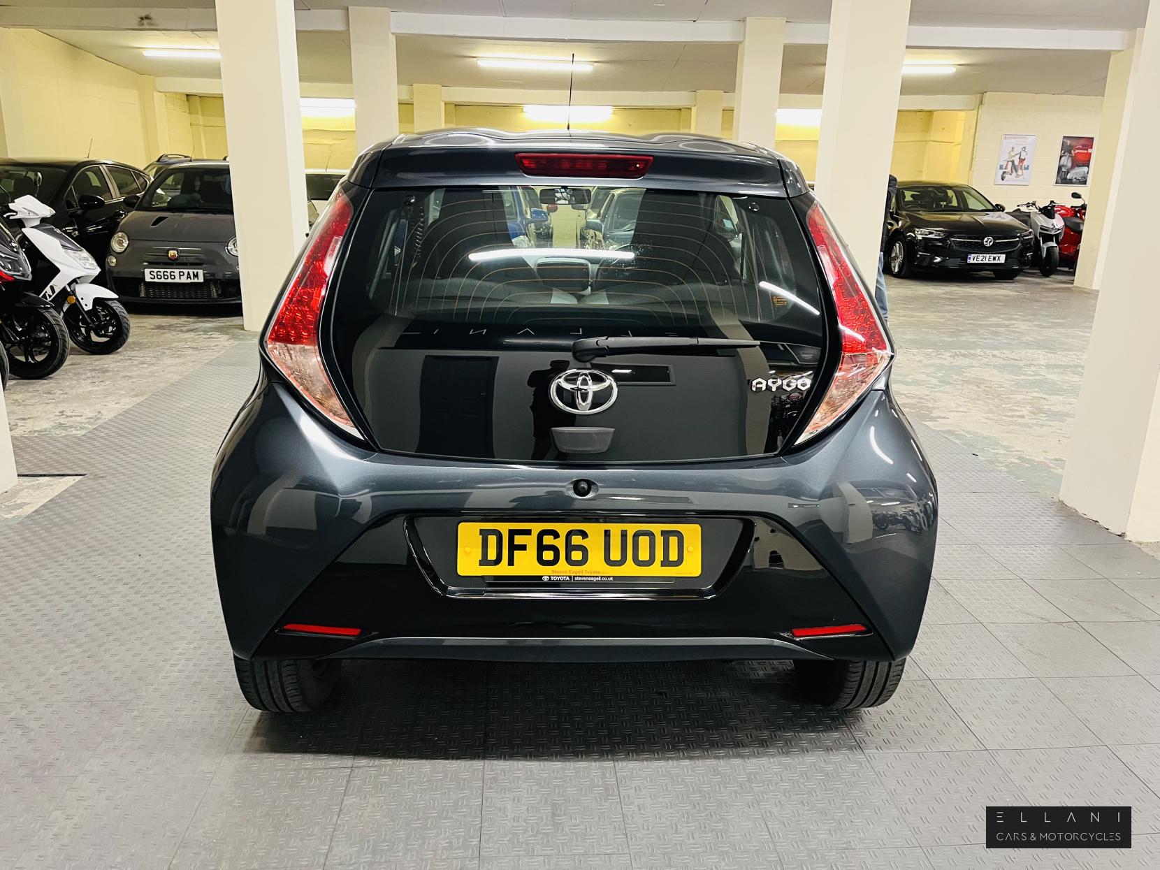 Toyota AYGO 1.0 VVT-i x-play Hatchback 5dr Petrol Manual Euro 5 Euro 5 (68 ps)