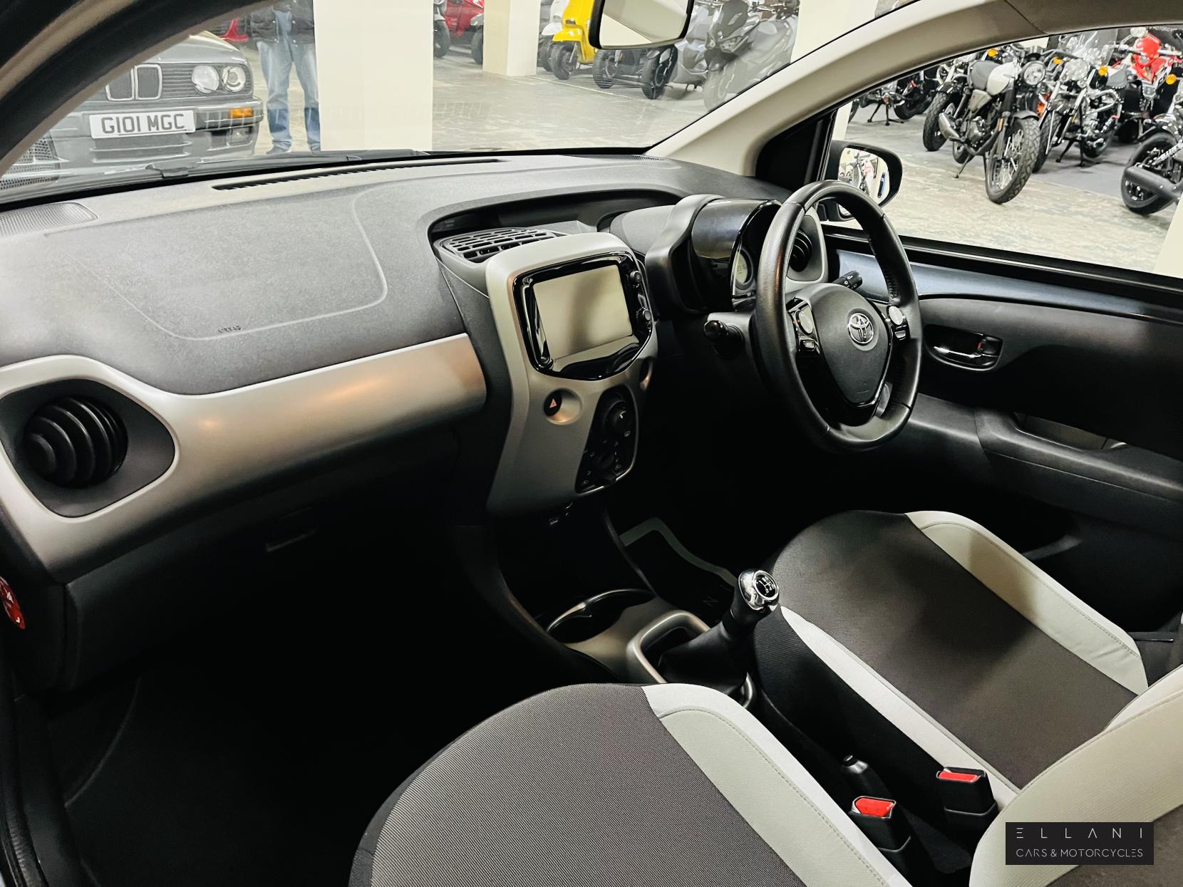 Toyota AYGO 1.0 VVT-i x-play Hatchback 5dr Petrol Manual Euro 5 Euro 5 (68 ps)