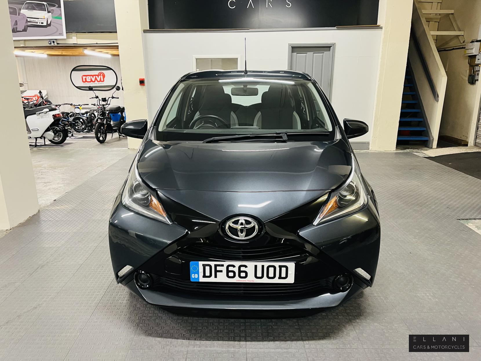 Toyota AYGO 1.0 VVT-i x-play Hatchback 5dr Petrol Manual Euro 5 Euro 5 (68 ps)