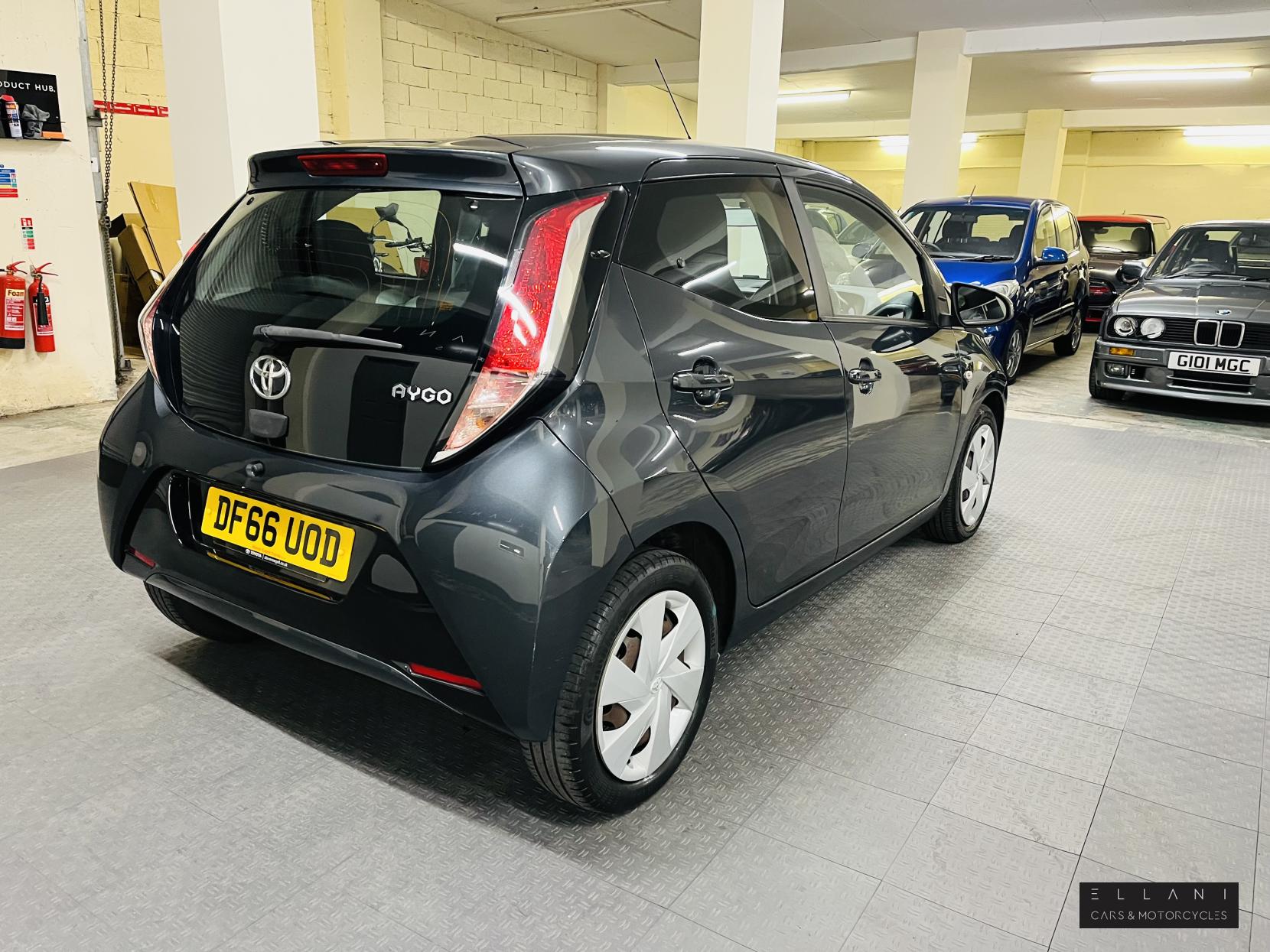 Toyota AYGO 1.0 VVT-i x-play Hatchback 5dr Petrol Manual Euro 5 Euro 5 (68 ps)