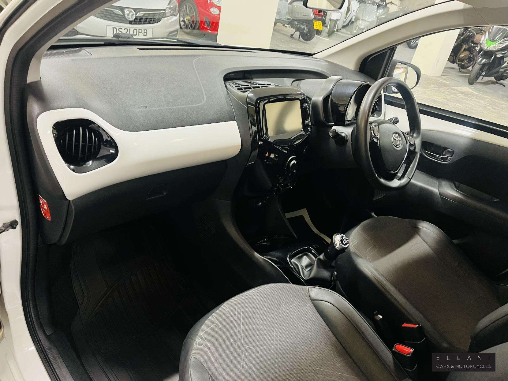 Toyota AYGO 1.0 VVT-i x-pression x-wave 5dr Petrol Manual Euro 5 Euro 5 (68 ps)