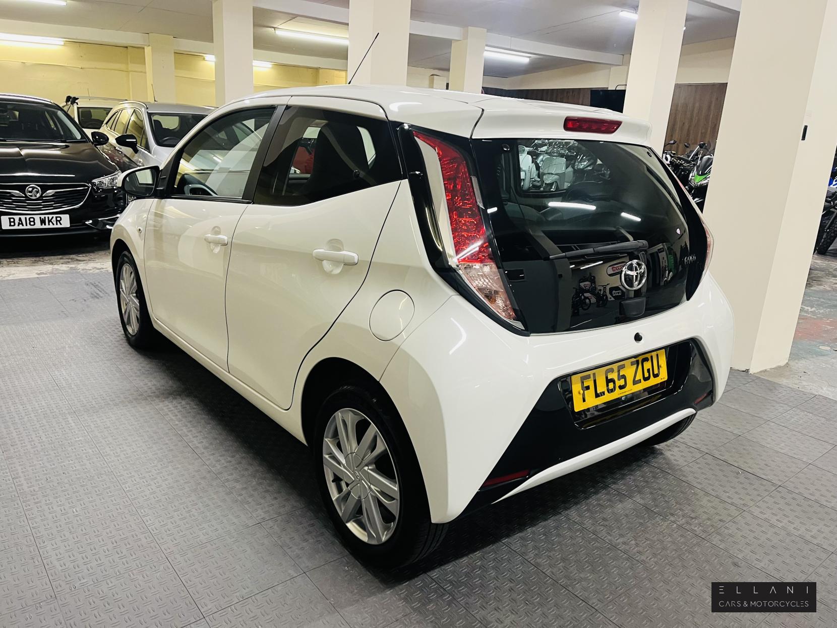 Toyota AYGO 1.0 VVT-i x-pression x-wave 5dr Petrol Manual Euro 5 Euro 5 (68 ps)