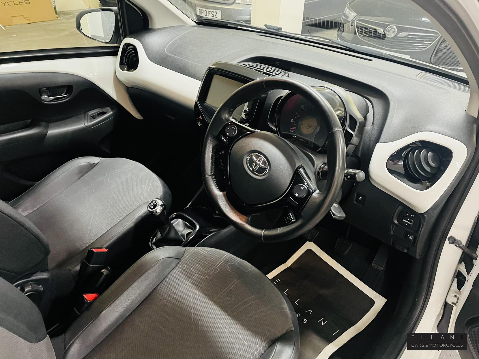 Toyota AYGO 1.0 VVT-i x-pression x-wave 5dr Petrol Manual Euro 5 Euro 5 (68 ps)