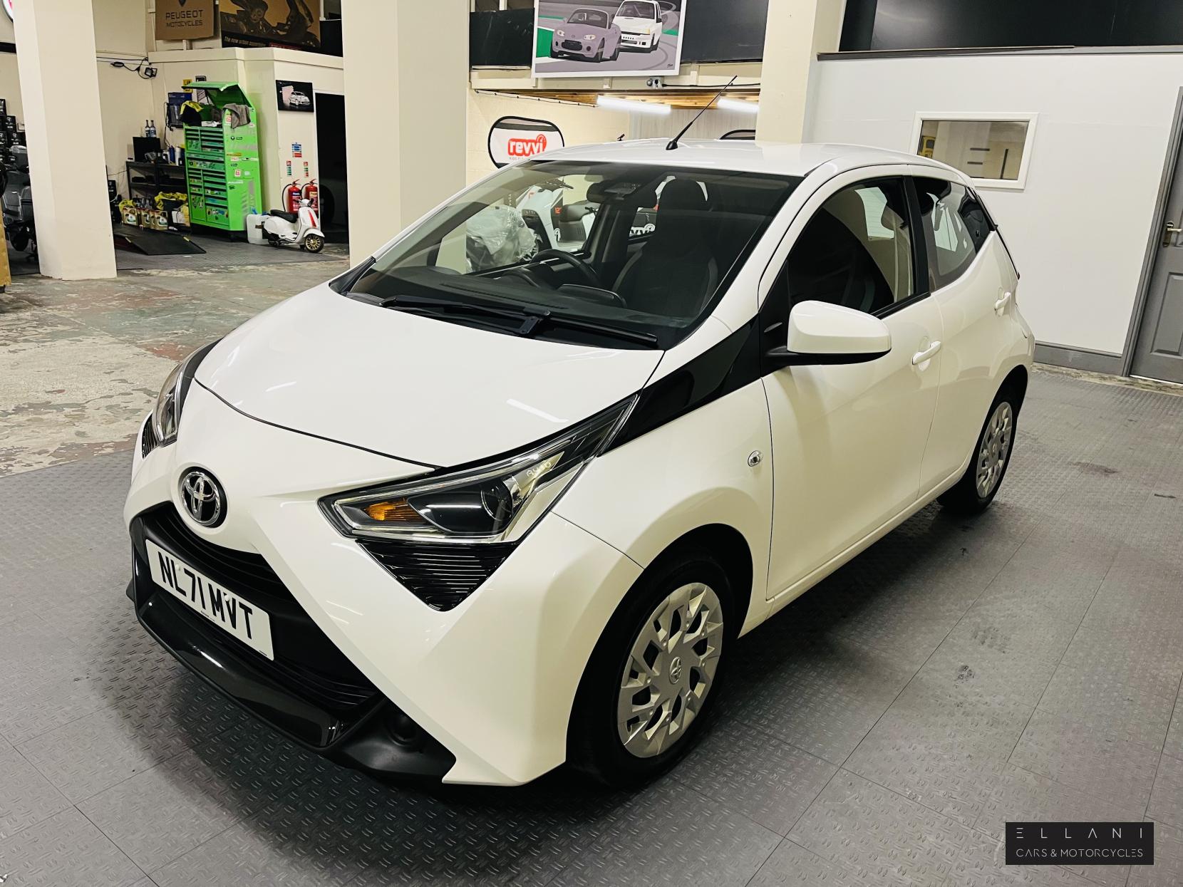 Toyota AYGO 1.0 VVT-i x-play Hatchback 5dr Petrol Manual Euro 6 (s/s) (71 ps)