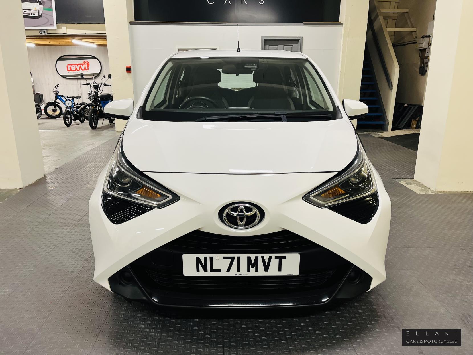 Toyota AYGO 1.0 VVT-i x-play Hatchback 5dr Petrol Manual Euro 6 (s/s) (71 ps)