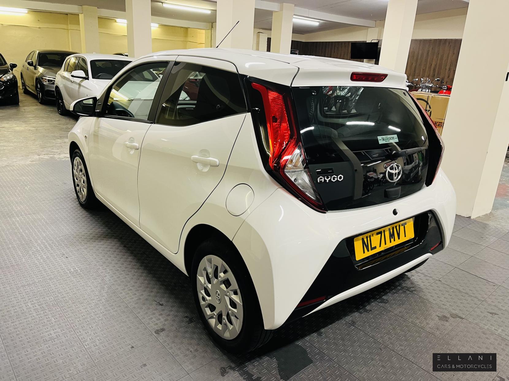 Toyota AYGO 1.0 VVT-i x-play Hatchback 5dr Petrol Manual Euro 6 (s/s) (71 ps)