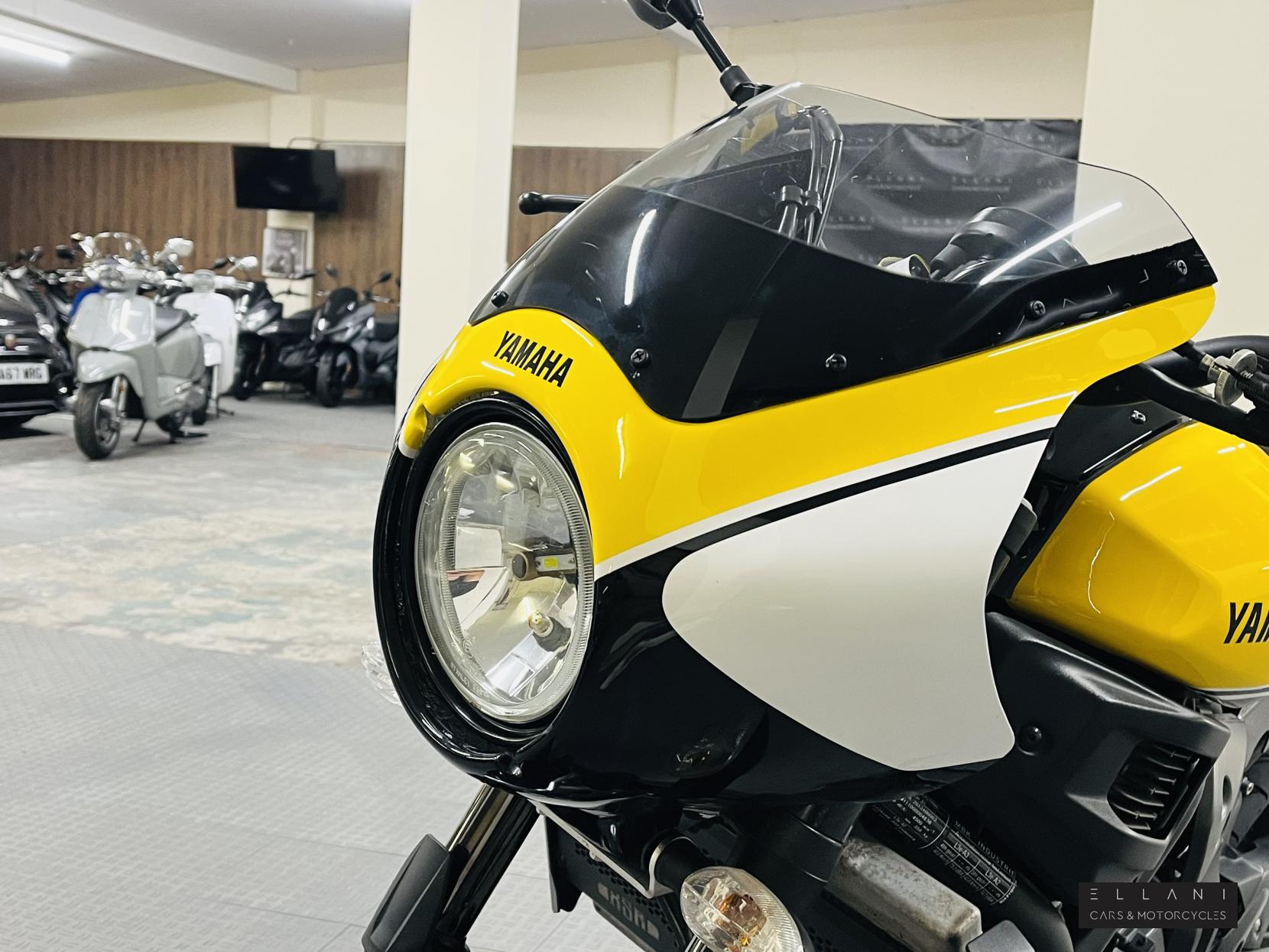 Yamaha XSR700 700 ABS Roadster/Retro Petrol Manual Euro 4 (75 ps)