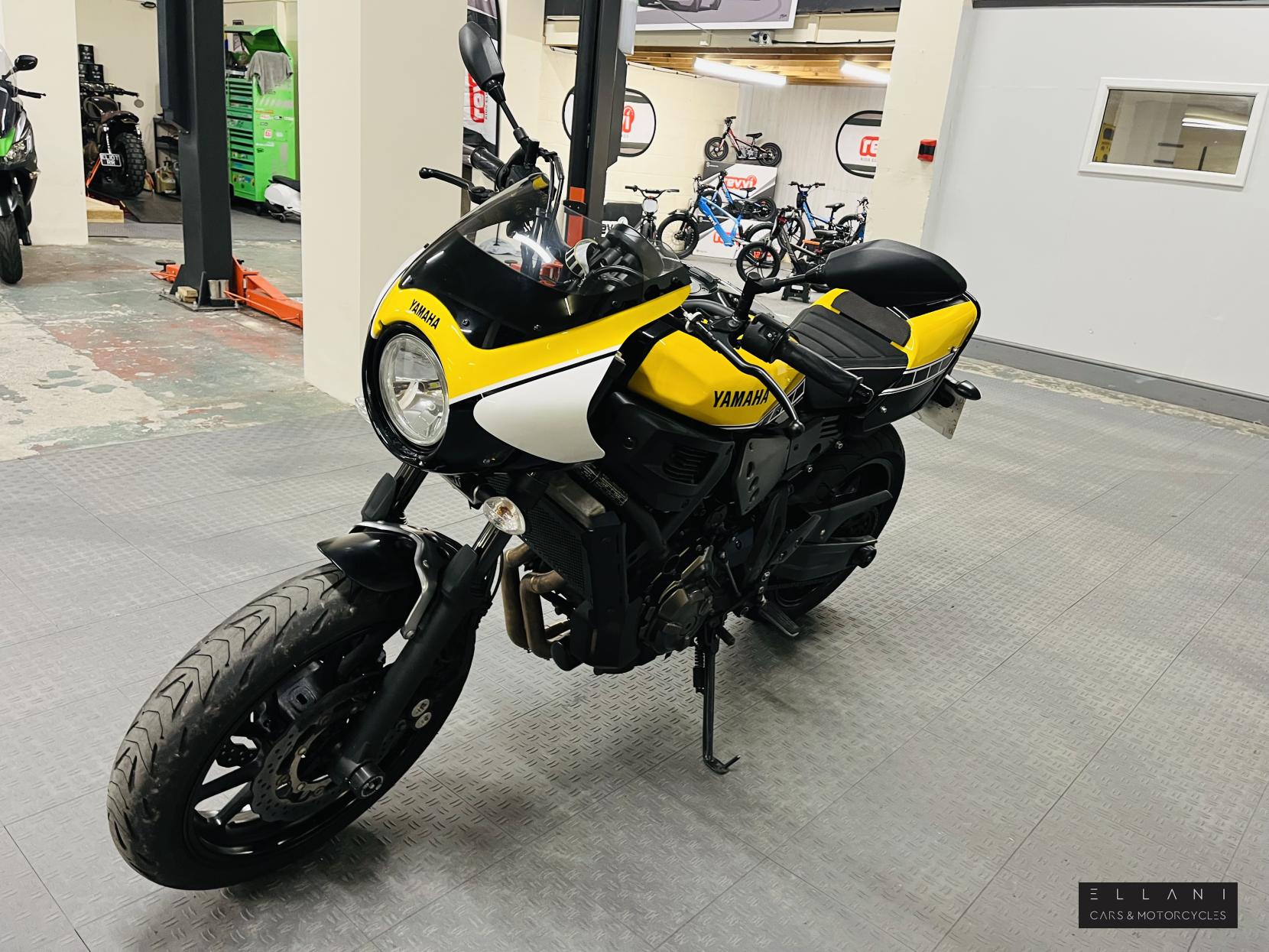 Yamaha XSR700 700 ABS Roadster/Retro Petrol Manual Euro 4 (75 ps)