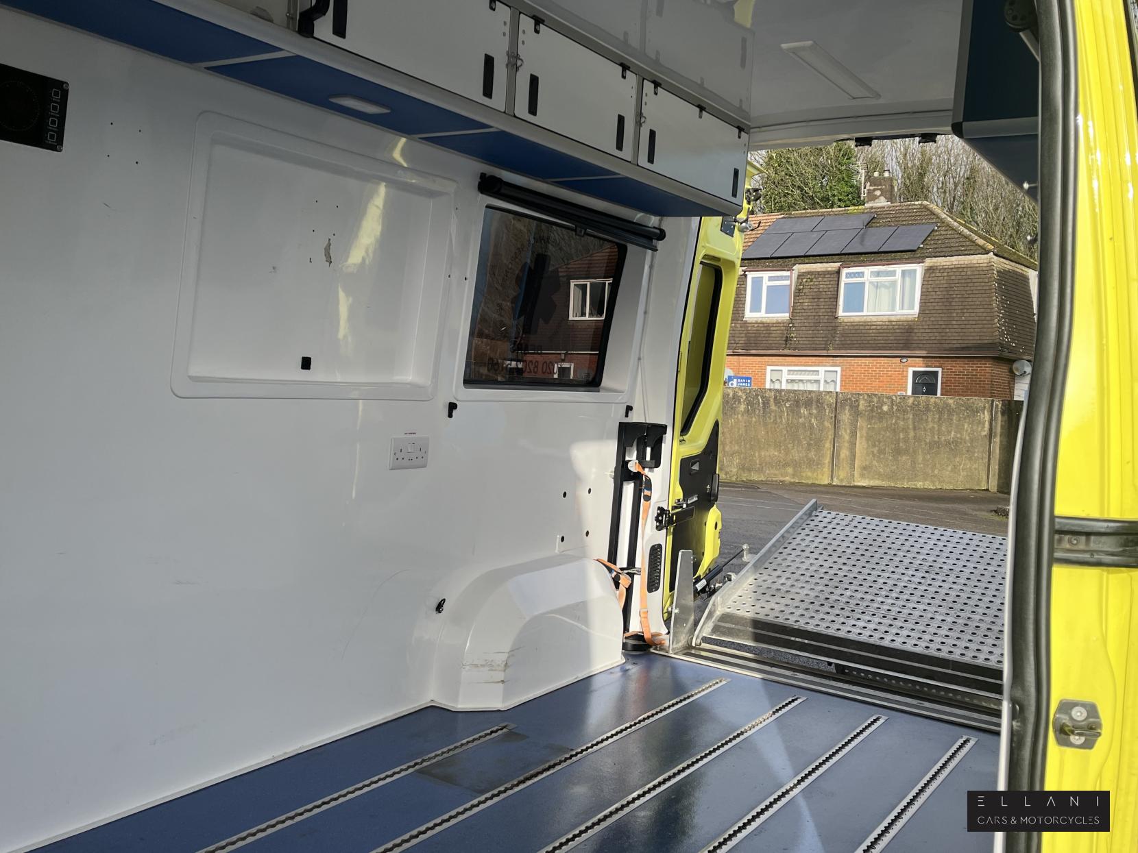 Renault Trucks Master DCI 130 3.5T L3 H2 Ex Ambulance 