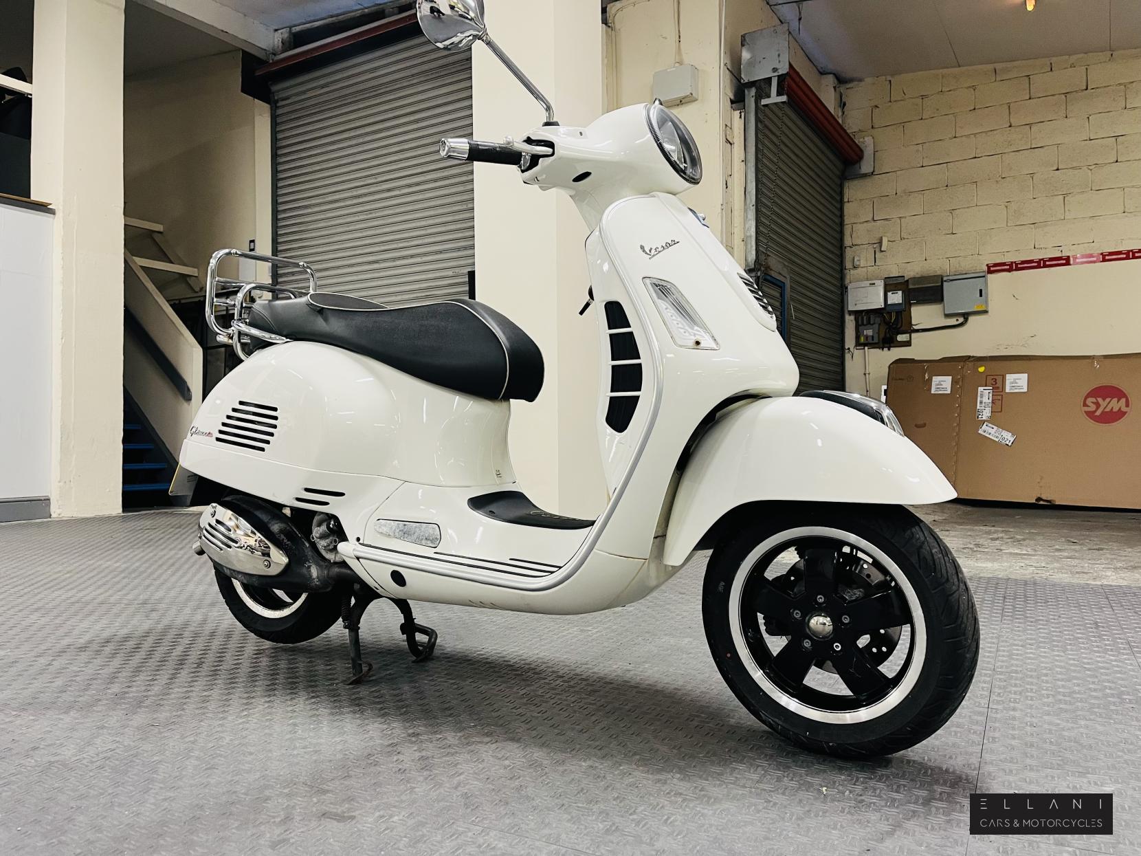 Piaggio Vespa GTS 300 Super ABS Scooter Petrol CVT (22 ps)
