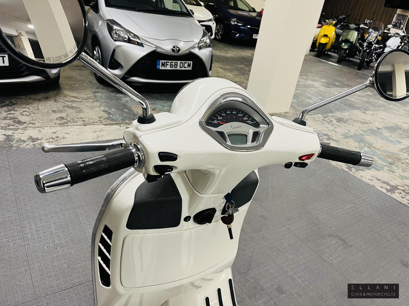 Piaggio Vespa GTS 300 Super ABS Scooter Petrol CVT (22 ps)