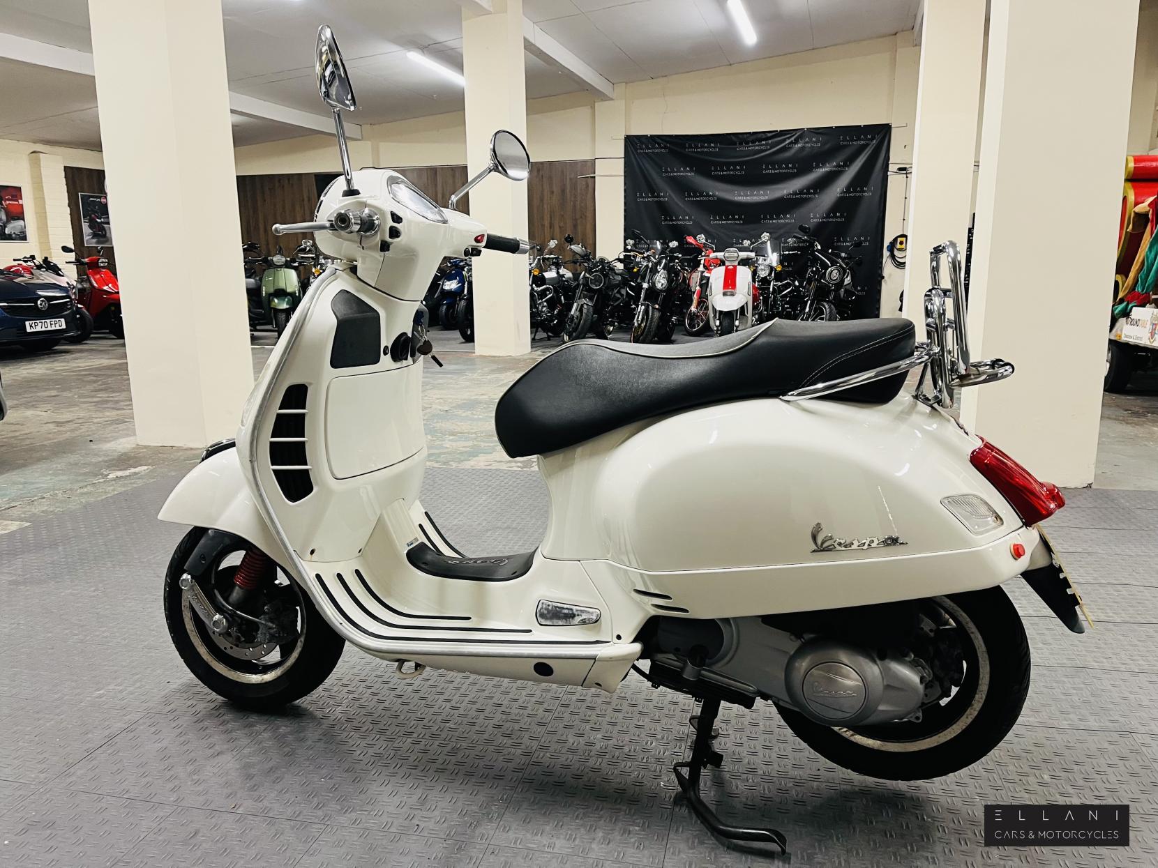 Piaggio Vespa GTS 300 Super ABS Scooter Petrol CVT (22 ps)