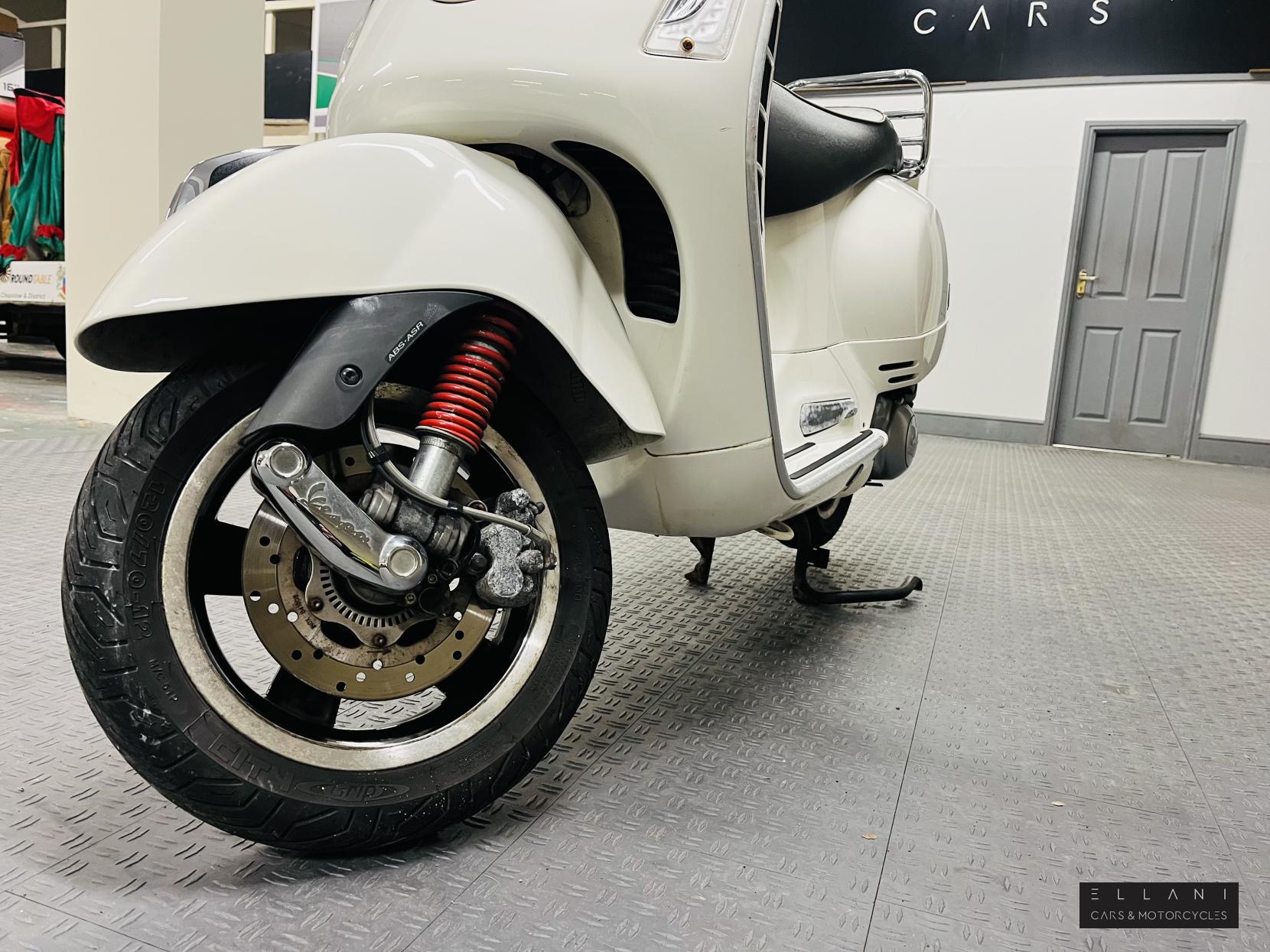 Piaggio Vespa GTS 300 Super ABS Scooter Petrol CVT (22 ps)