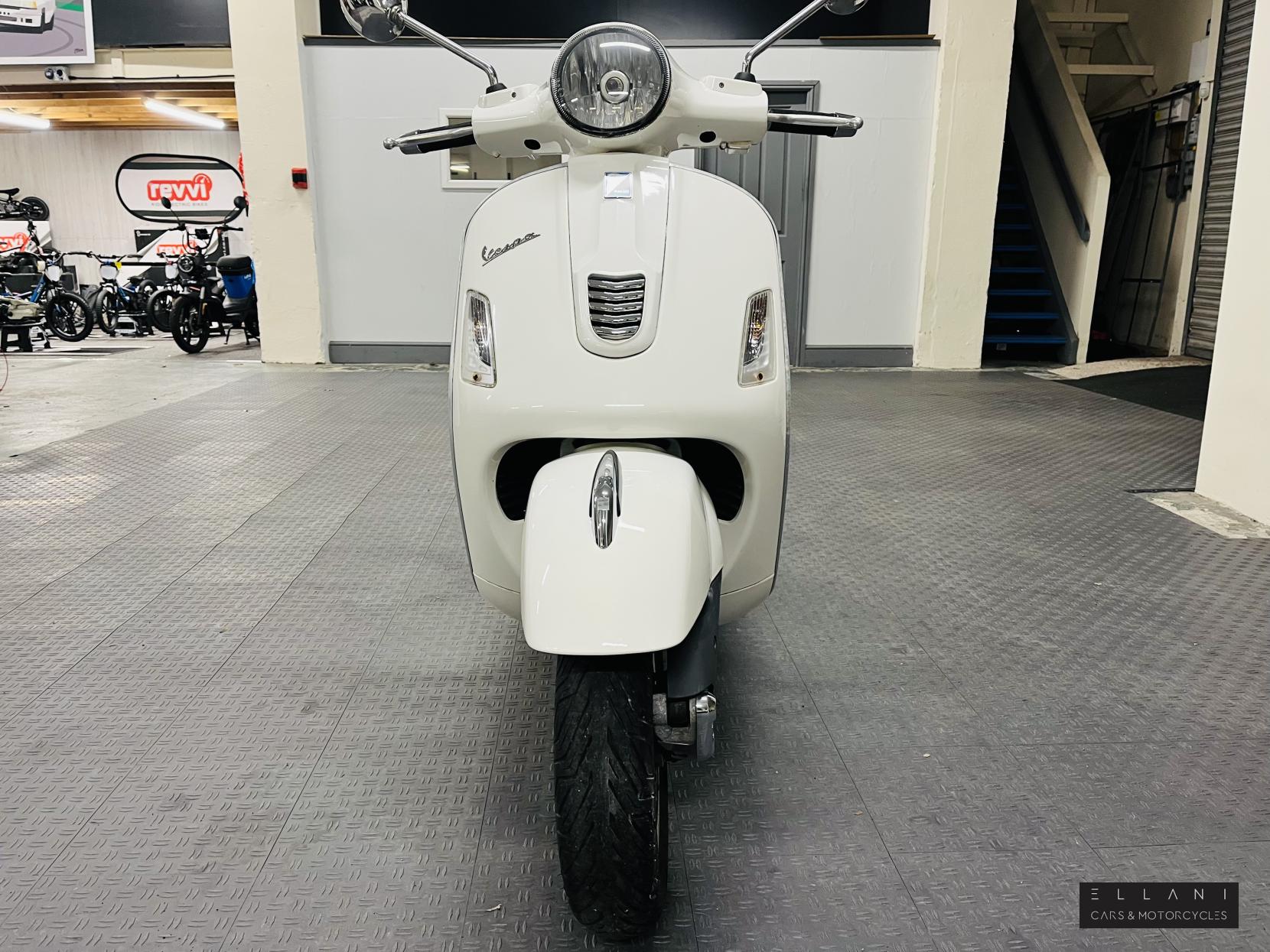 Piaggio Vespa GTS 300 Super ABS Scooter Petrol CVT (22 ps)