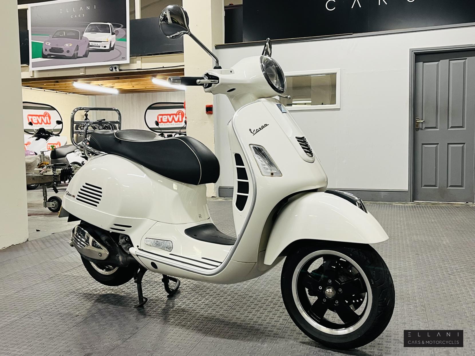 Piaggio Vespa GTS 300 Super ABS Scooter Petrol CVT (22 ps)