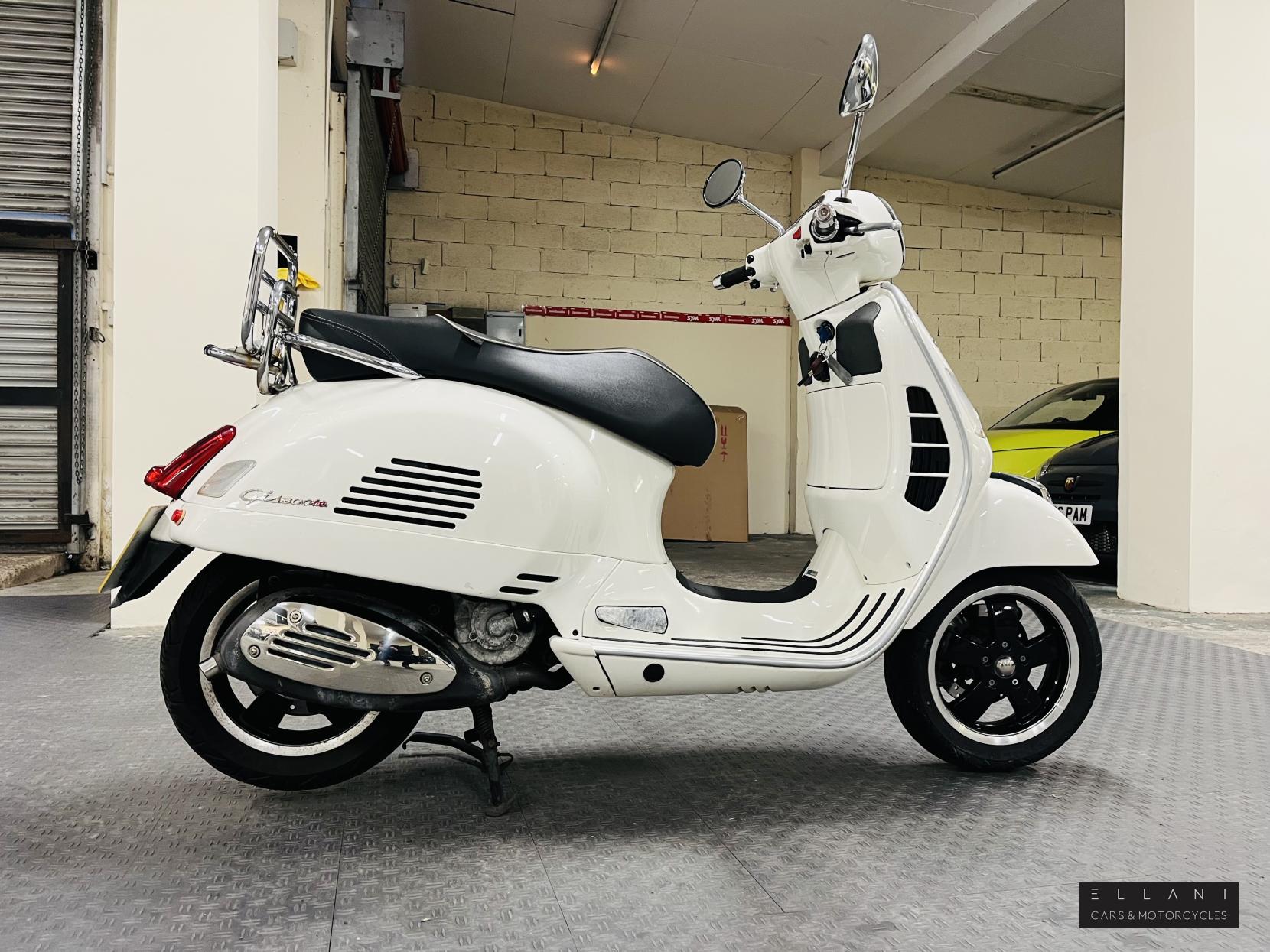 Piaggio Vespa GTS 300 Super ABS Scooter Petrol CVT (22 ps)