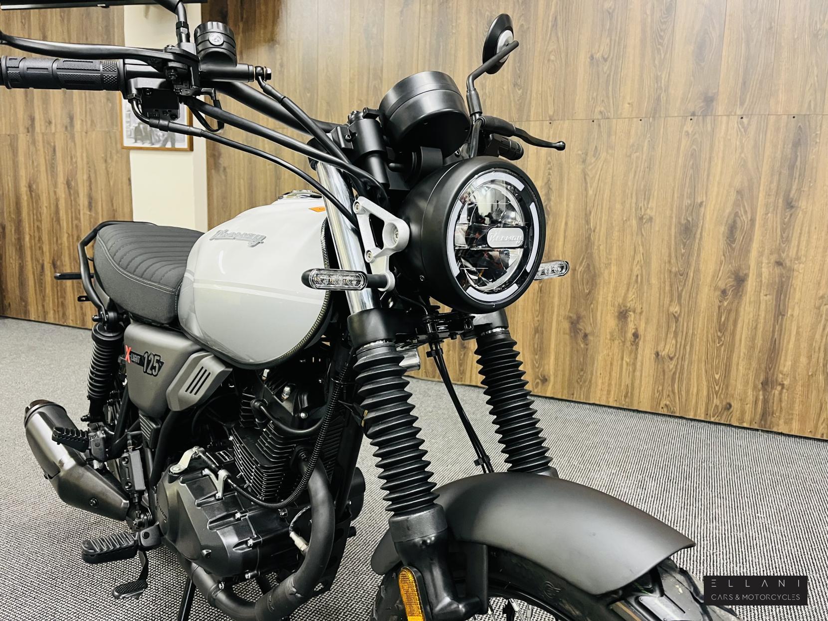 Keeway X-Light 125 125 Roadster/Retro Petrol Manual Euro 5 (11 ps)