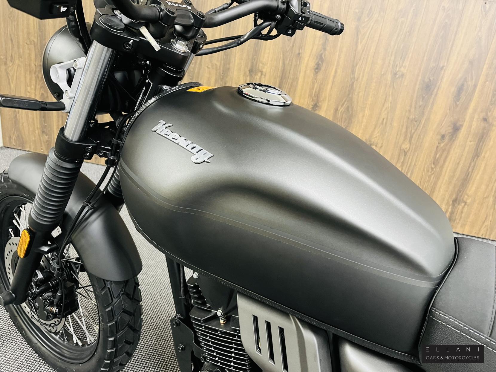 Keeway X-Light 125 125 Roadster/Retro Petrol Manual Euro 5 (11 ps)