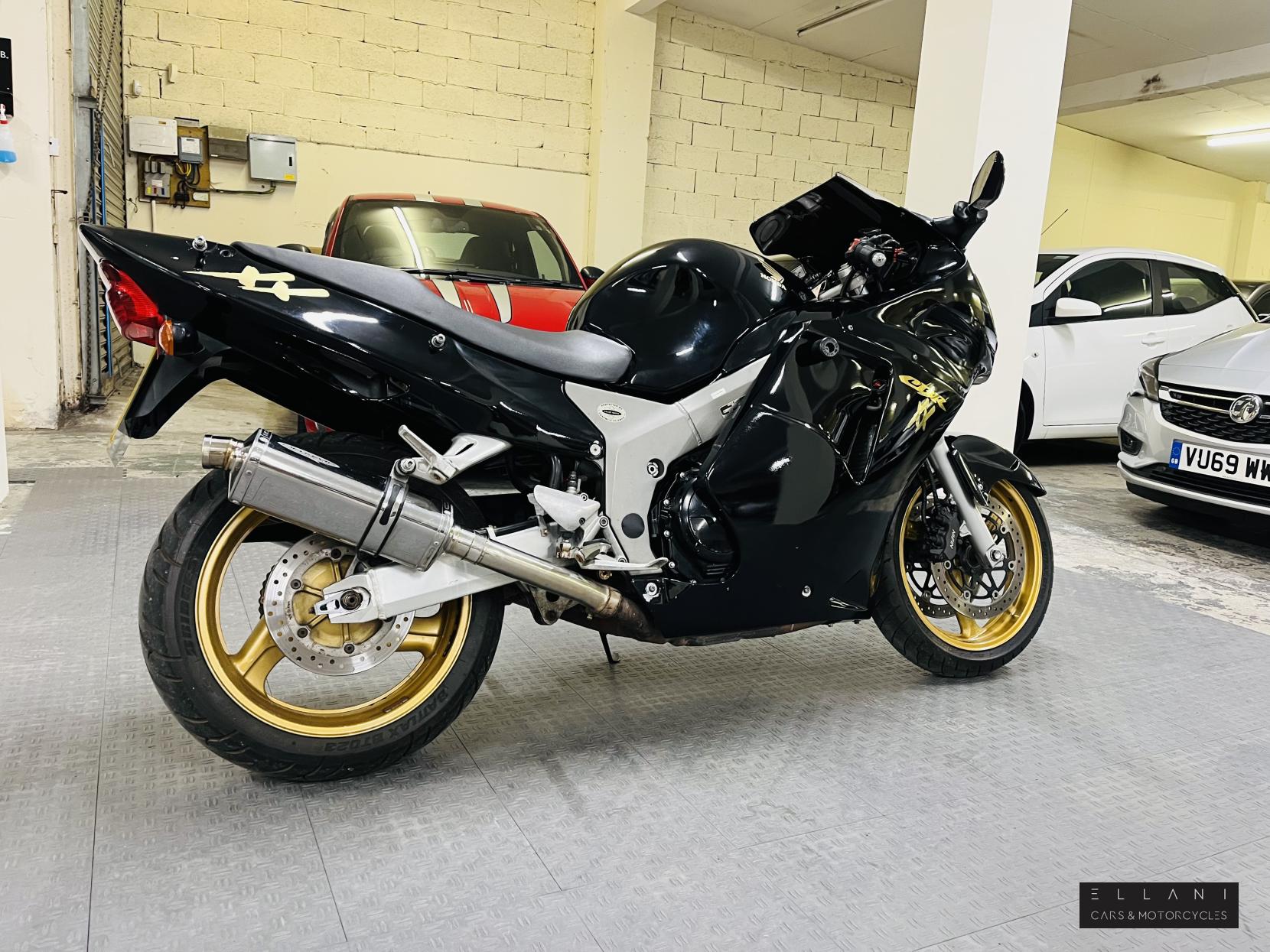 Honda CBR1100XX Super Blackbird 1100 Sports Tourer Petrol Manual (166 ps)