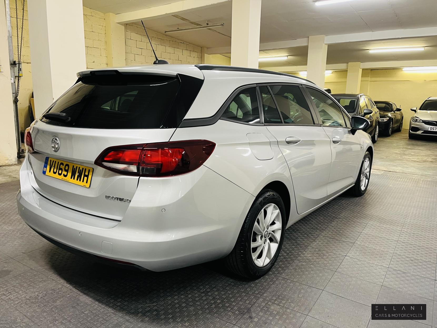 Vauxhall Astra 1.6 CDTi ecoTEC BlueInjection Tech Line Nav Sports Tourer 5dr Diesel Manual Euro 6 (s/s) (110 ps)